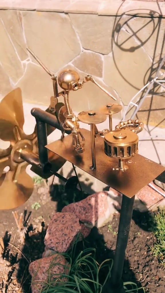 “🥁 Håndlavet vindfanger i metal – rockbanddesign”
