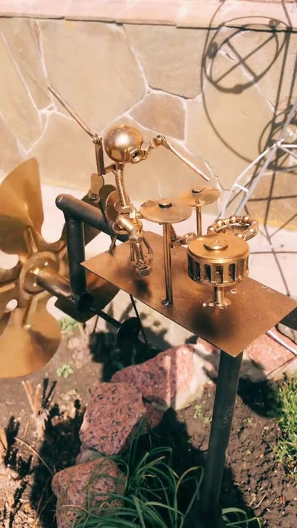 “🥁 Håndlavet vindfanger i metal – rockbanddesign”