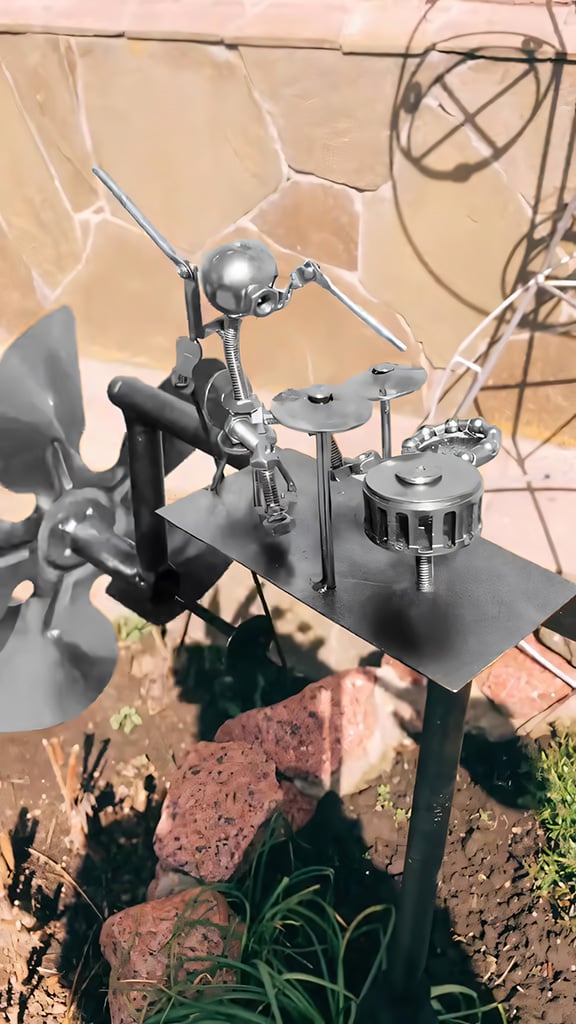 “🥁 Håndlavet vindfanger i metal – rockbanddesign”