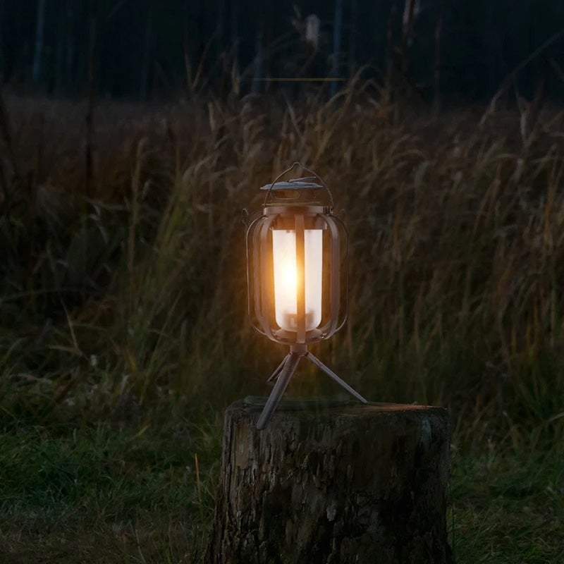 CampFlameGlow™ - Lampe med realistisk flammeeffekt – Opladelig via USB & solenergi